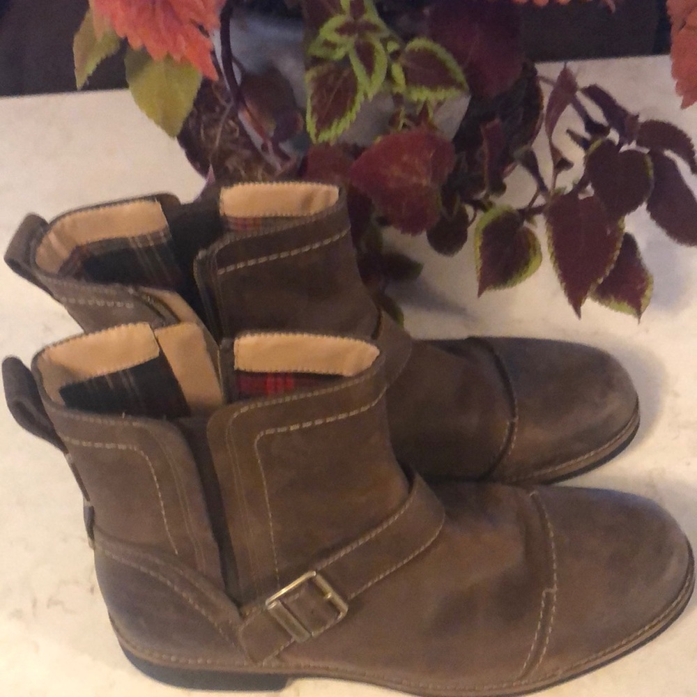 Clark’s mens boots w/ buckle. Worn 2 times only! Size 13 great condition
